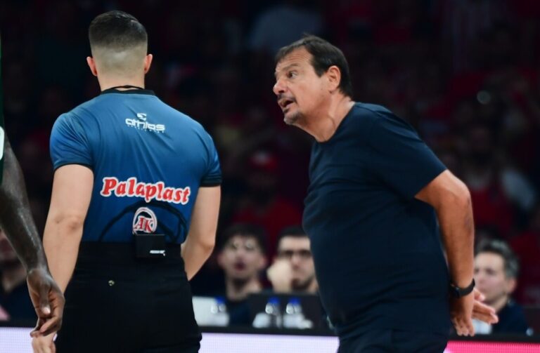 Απαλλάχθηκε ο Αταμάν για το σακάκι που έβγαλε στο ΣΕΦ, χρηματικό πρόστιμο στον Ολυμπιακό για τα υβριστικά συνθήματα