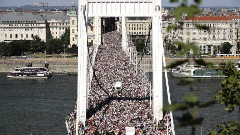 Budapest Pride: Χιλιάδες στην πρώτη πορεία της ΛΟΑΤΚΙ+ κοινότητας μετά την απομάκρυνση του Όρμπαν