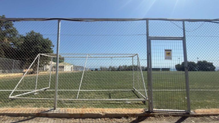 Χανιά: Αντικαταστάθηκε η περίφραξη στο γήπεδο ποδοσφαίρου της Αγίας Μαρίνας