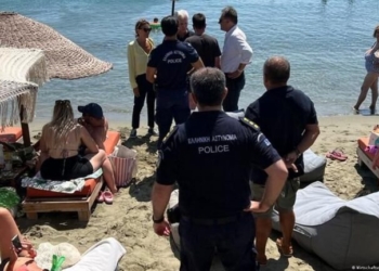 Χανιά: Αστυνομικοί βγήκαν στις παραλίες και «μάζεψαν» πλανόδιους πωλητές και μασέρ