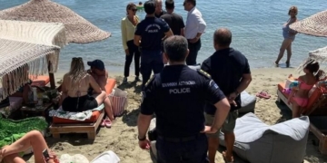 Χανιά: Αστυνομικοί βγήκαν στις παραλίες και «μάζεψαν» πλανόδιους πωλητές και μασέρ