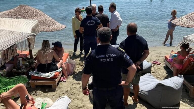 Χανιά: Αστυνομικοί βγήκαν στις παραλίες και «μάζεψαν» πλανόδιους πωλητές και μασέρ