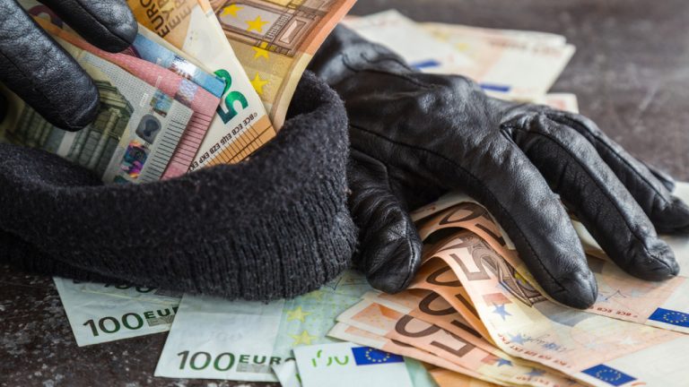 «Χειροπέδες» σε συμμορία γυναικών που ξάφριζε πολίτες σε καταστήματα και αγορές στη Νέα Φιλαδέλφεια - «Χρυσή ευκαιρία» η Πρωτομαγιά