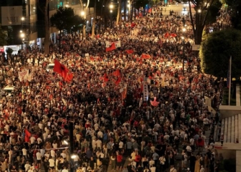 Διαδηλωτές πέταξαν αυγά σε αυτοκίνητα βουλευτών στην Αλβανία - Η αστυνομία προχώρησε σε συλλήψεις