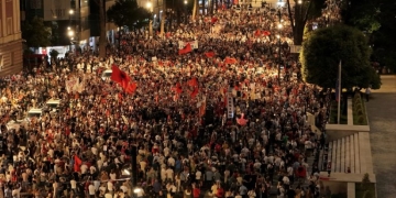 Διαδηλωτές πέταξαν αυγά σε αυτοκίνητα βουλευτών στην Αλβανία - Η αστυνομία προχώρησε σε συλλήψεις