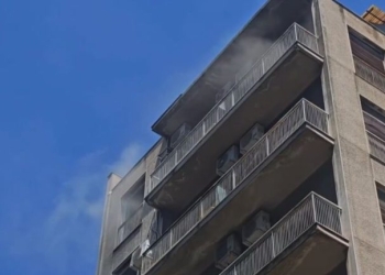 Διασωληνωμένος ο τραυματίας από τη φωτιά στην Ομόνοια