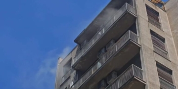 Διασωληνωμένος ο τραυματίας από τη φωτιά στην Ομόνοια