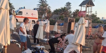 Διάσωση – θρίλερ σε παραλία των Γουβών: 30χρονος παρασύρθηκε από τα κύματα, ανασύρθηκε ζωντανός μετά από ηρωική προσπάθεια
