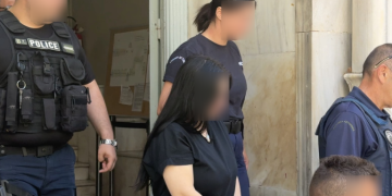 Δίκη για τον μικρό Άγγελο: Το φραστικό επεισόδιο του 44χρονου με τον δικηγόρο του και οι αποδοκιμασίες προς ττην 27χρονη μητέρα