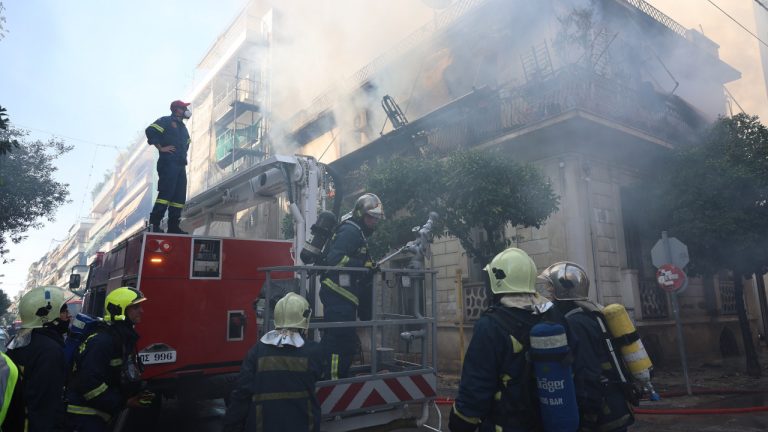 Δύο τραυματίες από τη φωτιά σε διώροφη μονοκατοικία στην Καλλιθέα: Ένα άτομο πήδηξε να σωθεί - Δείτε βίντεο