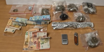 Είχαν στο αυτοκίνητο ναρκωτικά και μαχαίρι – Δύο συλλήψεις
