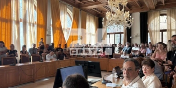 Ένταση στο Δημοτικό Συμβούλιο: Εξώδικο σε Δήμο Ηρακλείου και Περιφέρεια Κρήτης για τη δομή μεταναστών στους Αθανάτους