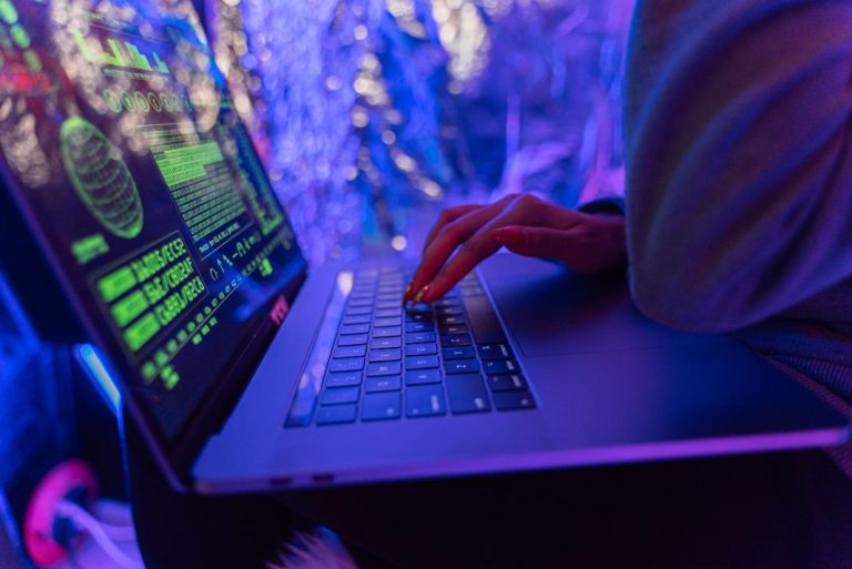 Επιχείρηση «Αιγίς» για την πορνογραφία ανηλίκων μέσω διαδικτύου: Πώς έφτασε η ΕΛ.ΑΣ. στα ίχνη του 17χρονου στο Ηράκλειο