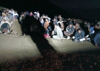 Εξουθενωμένοι οι μετανάστες που εντοπίστηκαν σε παραλία – Δύσκολη η επιχείρηση μεταφοράς τους στο Ηράκλειο