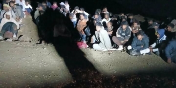 Εξουθενωμένοι οι μετανάστες που εντοπίστηκαν σε παραλία – Δύσκολη η επιχείρηση μεταφοράς τους στο Ηράκλειο