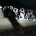 Εξουθενωμένοι οι μετανάστες που εντοπίστηκαν σε παραλία – Δύσκολη η επιχείρηση μεταφοράς τους στο Ηράκλειο
