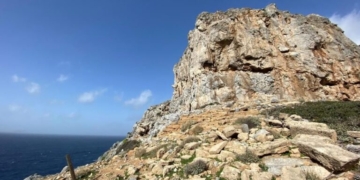 Φαλάσαρνα: Άνδρας έπεσε από βράχια