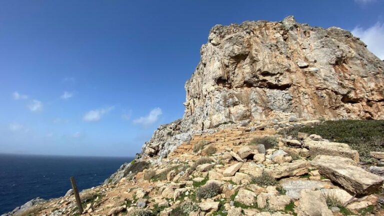 Φαλάσαρνα: Άνδρας έπεσε από βράχια