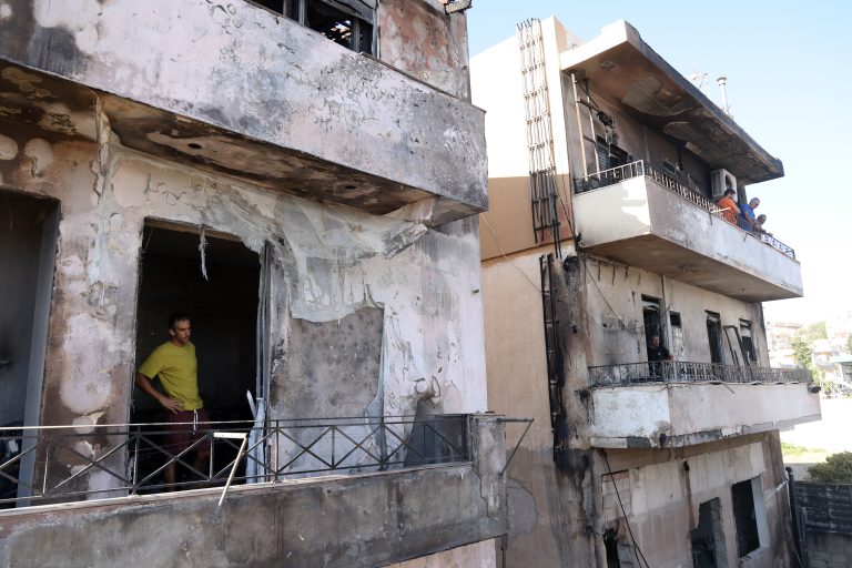 Φωτιά σε αποθήκη ξυλείας στο Ηράκλειο: Εικόνες απόλυτης καταστροφής!