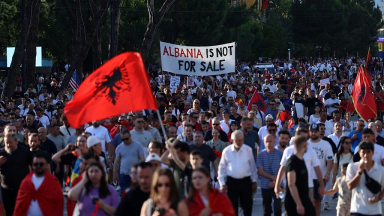 Για τη Gen Ζ της Αλβανίας, το θέρετρο του Κούσνερ ήταν η σταγόνα που ξεχείλισε το ποτήρι