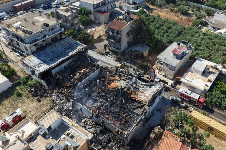 Η επόμενη μέρα από την πυρκαγιά στον Άγιο Ιωάννη Χωστό: Ανυπολόγιστη καταστροφή, στάχτες και αποκαΐδια