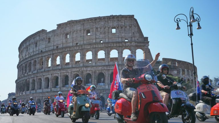 Η γιορτή της Vespa: Χιλιάδες στους δρόμους της Ρώμης για την 80η επέτειο του σκούτερ - Δείτε βίντεο