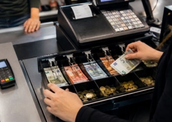 Ηράκλειο: Η υπάλληλος έβαζε… χέρι στο ταμείο