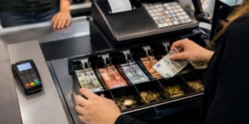Ηράκλειο: Η υπάλληλος έβαζε… χέρι στο ταμείο