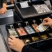 Ηράκλειο: Η υπάλληλος έβαζε… χέρι στο ταμείο