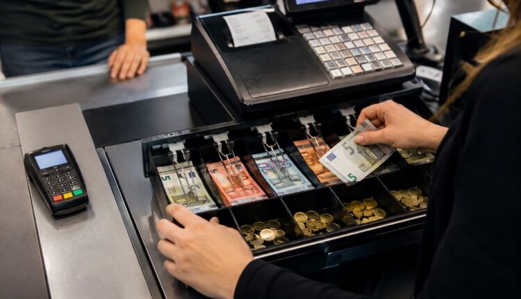 Ηράκλειο: Η υπάλληλος έβαζε… χέρι στο ταμείο