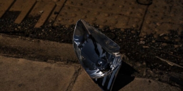 Ηράκλειο: Οδηγός μηχανής πέφτει σε λακκούβα και κυλιέται στην άσφαλτο – Δείτε βίντεο