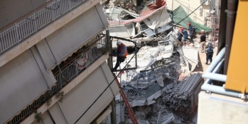 Κατάρρευση πολυκατοικίας στα Πετράλωνα: Ολοκληρώνεται η έρευνα της Πυροσβεστικής - Δεν υπάρχουν εγκλωβισμένοι