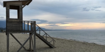 Καβάλα: Κατέρρευσαν ναυαγοσωστικοί πύργοι λόγω κακοκαιρίας - Τραυματίστηκε 21χρονη ναυαγοσώστρια