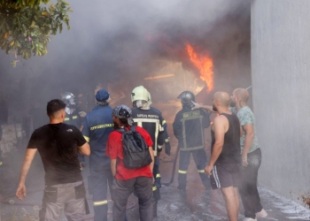 Μεγάλη φωτιά στο Ηράκλειο: Παραδόθηκαν στις φλόγες δύο επιχειρήσεις – Ζημιές σε σπίτια – Φωτογραφίες και Βίντεο