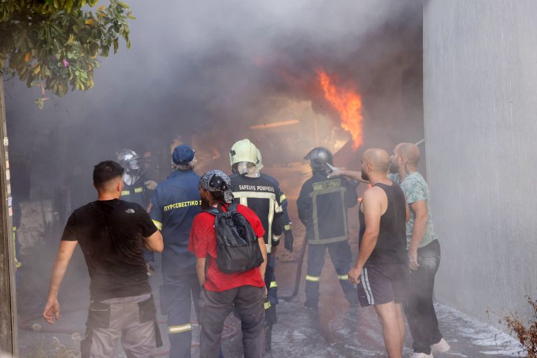 Μεγάλη φωτιά στο Ηράκλειο: Παραδόθηκαν στις φλόγες δύο επιχειρήσεις – Ζημιές σε σπίτια – Φωτογραφίες και Βίντεο