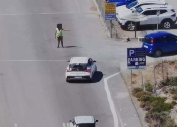Μεταμφιεσμένοι αστυνομικοί «έπιασαν στα πράσα» υπάλληλο πάρκινγκ στο Ελαφονήσι