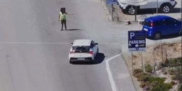 Μεταμφιεσμένοι αστυνομικοί «έπιασαν στα πράσα» υπάλληλο πάρκινγκ στο Ελαφονήσι