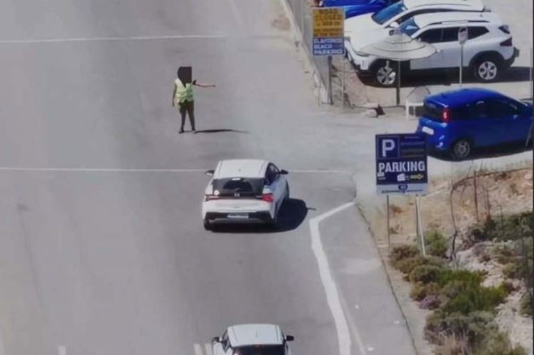 Μεταμφιεσμένοι αστυνομικοί «έπιασαν στα πράσα» υπάλληλο πάρκινγκ στο Ελαφονήσι