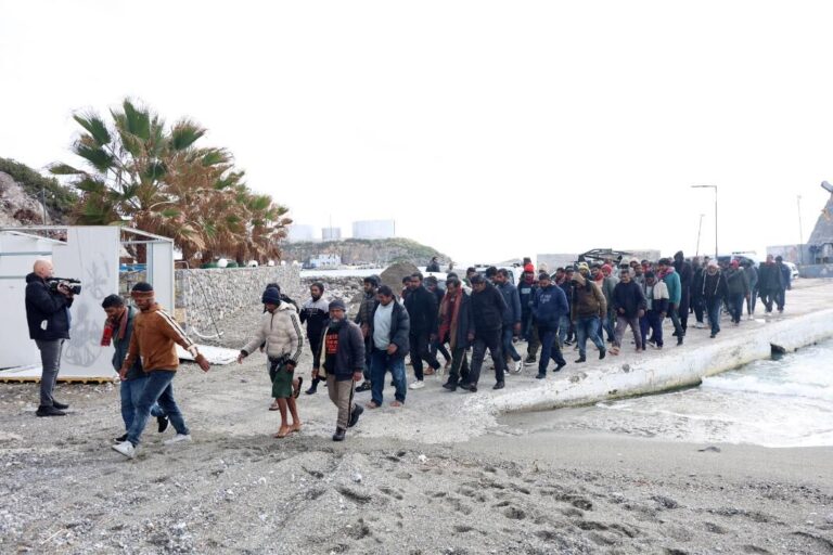 Νέα καραβιά μεταναστών νότια του Ηρακλείου – Ένα παιδί ανάμεσα στους 44 διασωθέντες