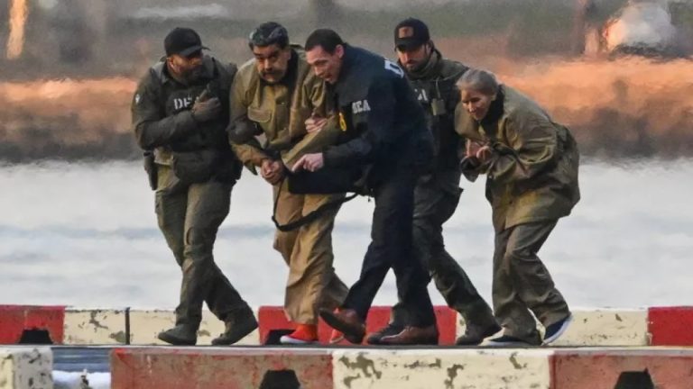 Ο Μαδούρο προσεύχεται για τη Βενεζουέλα μέσα από το κελί του