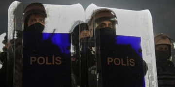 Οι 13 οικολόγοι που τέθηκαν προληπτικά υπό κράτηση στην Τουρκία κινδυνεύουν να παραμείνουν στη φυλακή ως το τέλος της συνόδου του NATO