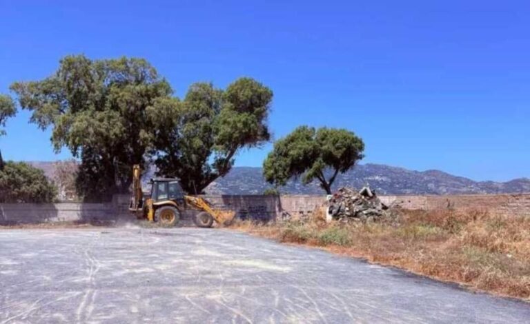 Oι μπουλντόζες μαρσάρουν στο “σπίτι του Ερασιτέχνη ΟΦΗ” στην Αμμουδάρα