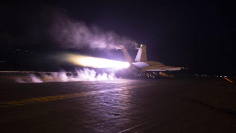 Οι ΗΠΑ χτύπησαν ιρανικούς στόχους στο Ορμούζ σε αντίποινα για την επίθεση σε εμπορικό πλοίο