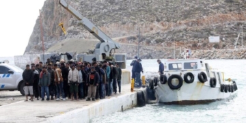 Οι ήρεμες θάλασσες έφεραν νέο «κύμα» μεταναστών: Περισσότεροι από 140 αλλοδαποί σε λίγες ώρες στην Κρήτη