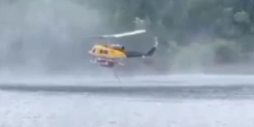 Ολοκληρώθηκε η επιχείρηση ανέλκυσης του πυροσβεστικού ελικοπτέρου από τη λίμνη Αώου