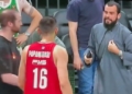 Παναθηναϊκός – Ολυμπιακός: Παπάς που καθόταν στα court seats, ζήτησε τη φανέλα του Παπανικολάου