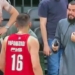 Παναθηναϊκός – Ολυμπιακός: Παπάς που καθόταν στα court seats, ζήτησε τη φανέλα του Παπανικολάου