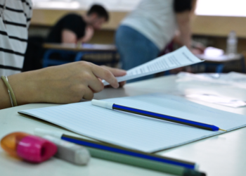 Πανελλαδικές: Τέσσερις απόφοιτοι λυκείων που συγκέντρωσαν πολύ υψηλές βαθμολογίες μιλούν για την επιτυχία τους