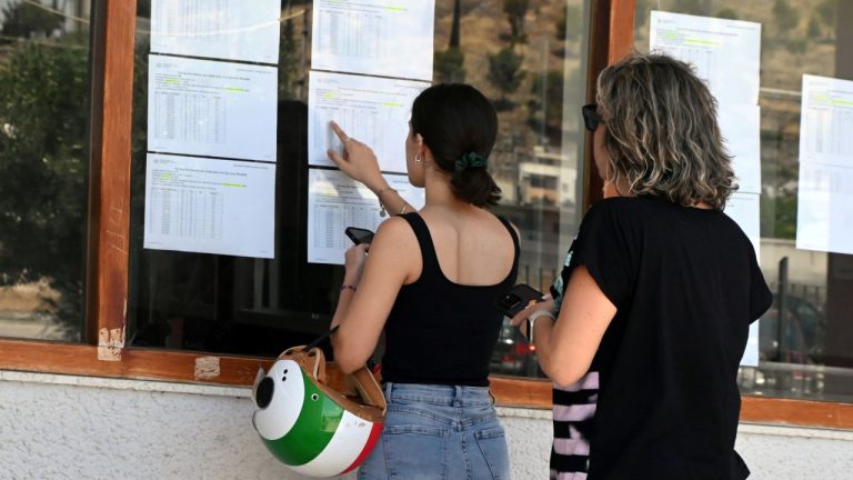 Πανελλαδικές: «Βατερλό» σε Αρχαία, Μαθηματικά και Ιστορία - Πάνω από τους μισούς κάτω από τη βάση