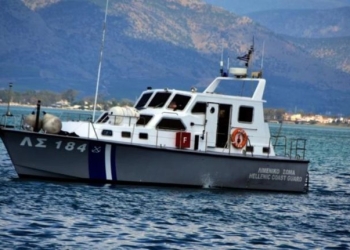 Προσάραξη πλοίου στη Μήλο: Ολοκληρώθηκε ο έλεγχος – Πήρε πιστοποιητικό αξιοπλοΐας και απέπλευσε για τη Σούδα